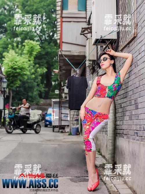 原图直击感官，爱丝好像在神秘分享束缚少女的另一面。