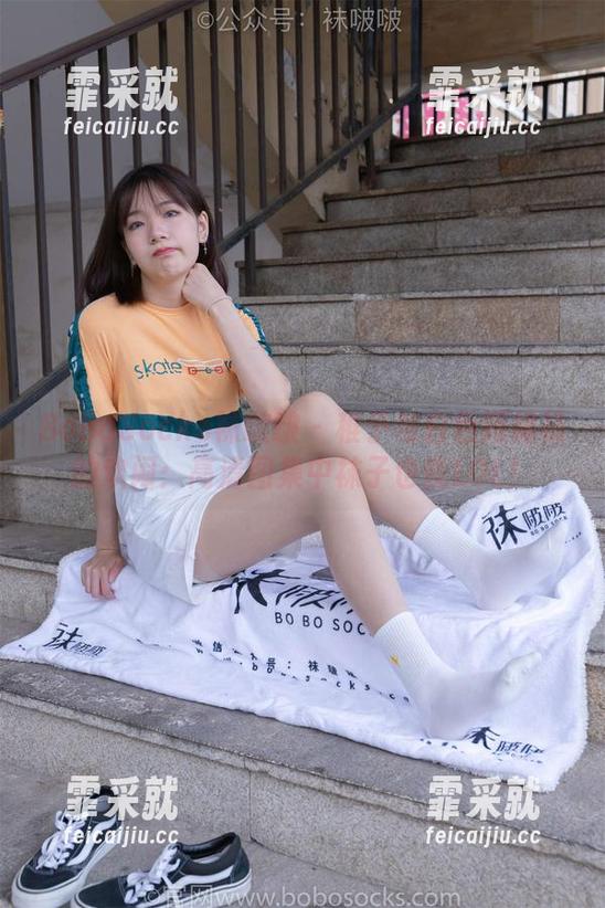 BoBoSocks袜啵啵 - 稚予与白色短棉袜的欢闹：高清图集中袜子也能LOL！