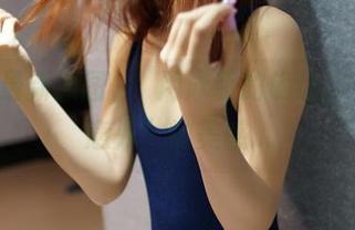 ROSI最新原图，專用泳装的确让人有些“意外”的美感…