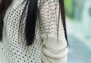TuiGirl推女郎 – 当何奕恋的比基尼作品集又一次更新时，谁能拒绝那种挑战极限的吸引力？