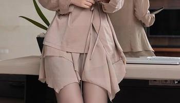 Xiuren秀人网 – Suki_baby的最新作品：谁说戴眼镜就不能撩？