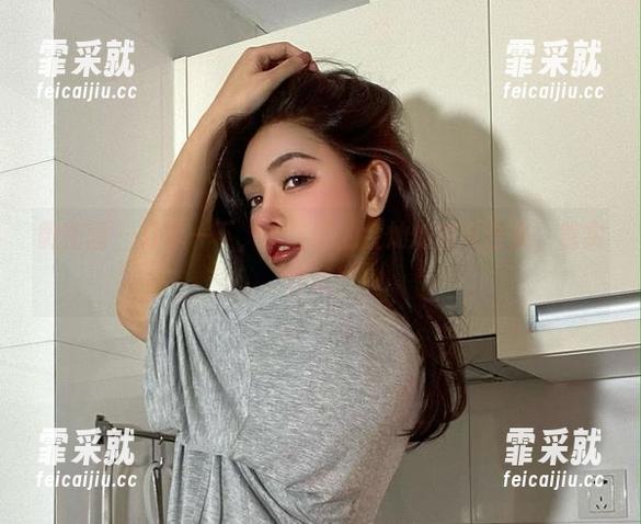 于芷晴 微密圈 - 分享一下,于芷晴的金灿灿内衣合集,着实养眼!