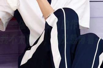 初夏女神 – 依依兔女郎的作品里，有些时刻让我不太舒服，但又想再看一遍。