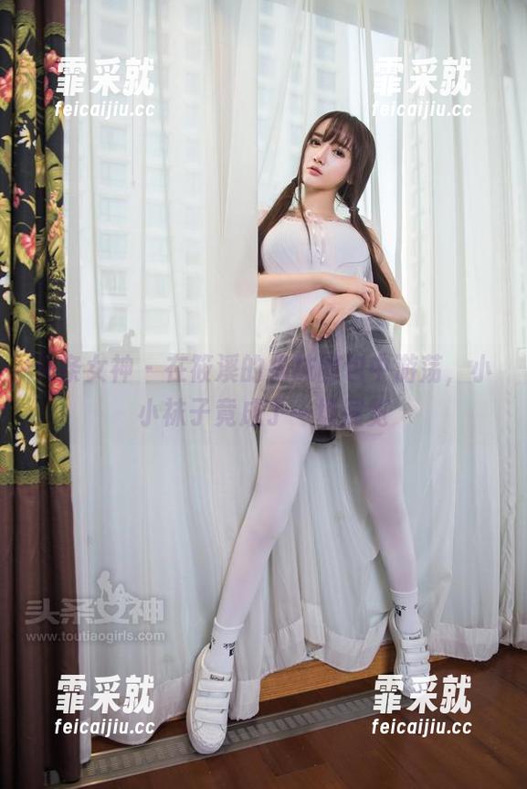 头条女神-筱溪 头条女神 - 在筱溪的棉袜图包中游荡,小小袜子竟成了一场展览
