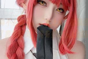 圣诞写真不在话下，“女主K”的精选作品直接俘获了我的审美，竟有些让人心囤的那种。