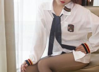 小女巫露娜的连裤袜：肤色完胜办公大楼的图片作品，难怪领导都想请她喝咖啡！