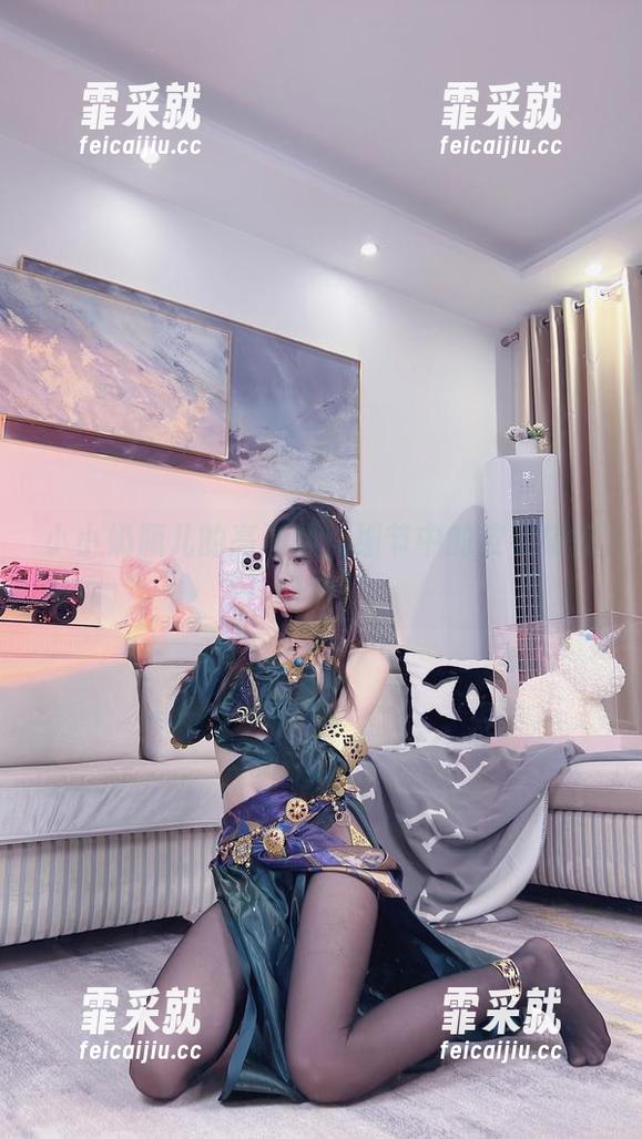 小小奶瓶儿 小小奶瓶儿的高清版:细节中的皮衣搞怪时刻!