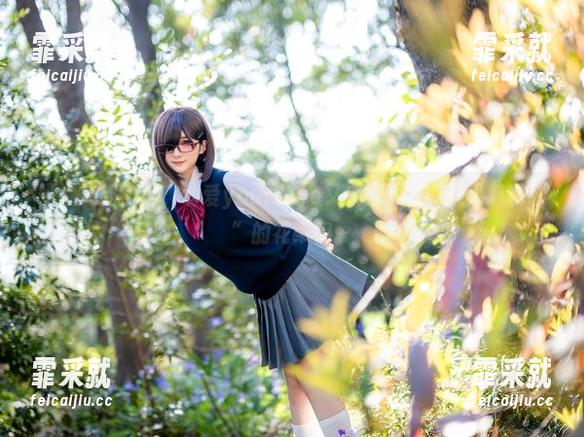幼爱youmeko 晒晒最新照片,幼爱youmeko又来挑逗着“天乃莉莉纱”的花草们。