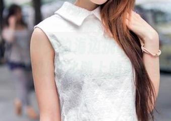 推女郎 – 何何夕的海边挑战：一边拍美图，一边争取白沙滩上的最佳壁纸！