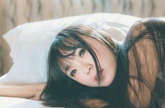 果团网 – 撑着头，看莫雅淇的居家写真：是不是一下子就给我搬了“家”？