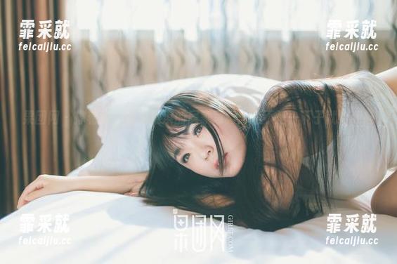 果团网 - 撑着头，看莫雅淇的居家写真：是不是一下子就给我搬了“家”？