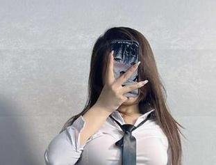 微密圈 – 桃沢樱呀的校服图包，像是从旧书里走出的少女，唉，真绝。