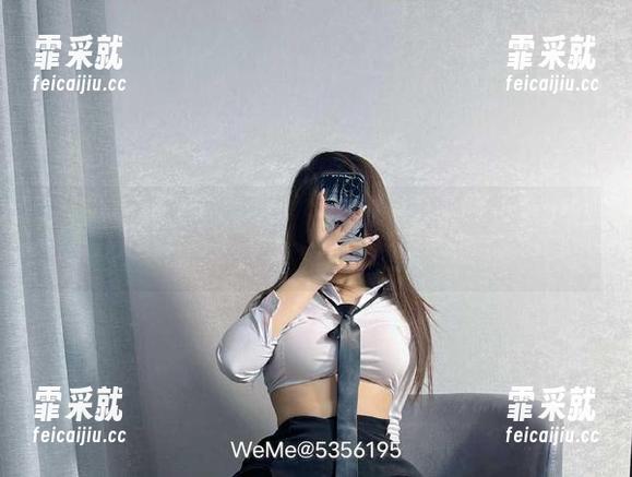 桃沢樱呀 微密圈 - 桃沢樱呀的校服图包,像是从旧书里走出的少女,唉,真绝。