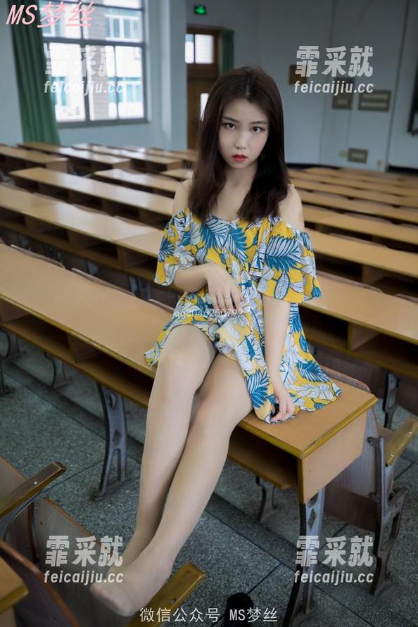 梦丝女神 - 玥玥裸足美图分享：真的是没有鞋，也能走出一片天啊！