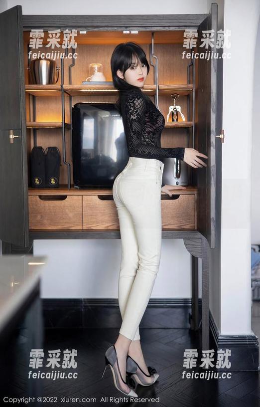 秀人网 - 卓君Jeanes的写真：白裙飞扬，心里在默默想，一定要有这样一天