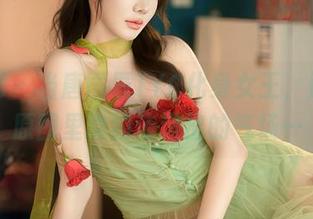 秀人网 – 当唐雨辰TYC化身女王，那全套原图里隐约传递出的气场…