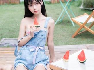 私房风格，萌芽儿o0的秘书写真似乎在讲悄悄话