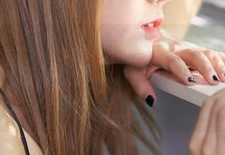 蜜桃社 – Cris_卓娅祺的免费旗袍套图，看着像是在参加什么盲选节目，心里也不免有点小期待