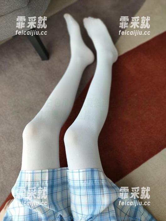 超薄背心+白色吊带袜竟然这么好看？西尔酱给我们免费炫耀照片，真有点没脸冒头