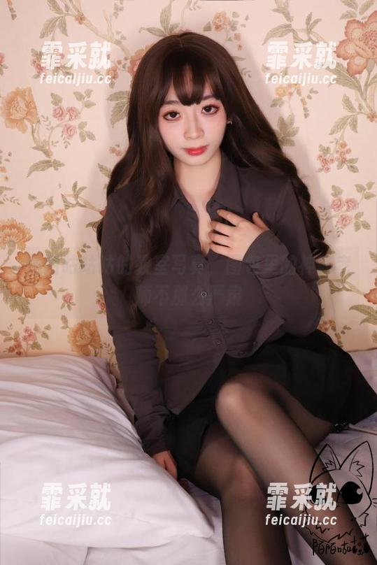 陌陌咕咕咕 陌陌咕咕咕的教室写真,图包里的神秘老师不那么严肃