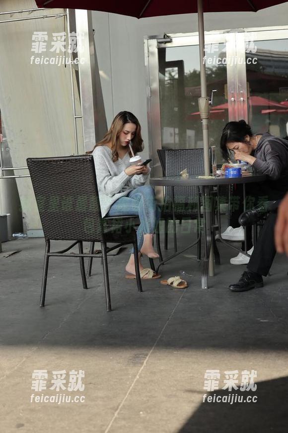 魔镜街拍 教室里谁最靓?魔镜街拍福利图集带你看包臀裙小姐姐的日常
