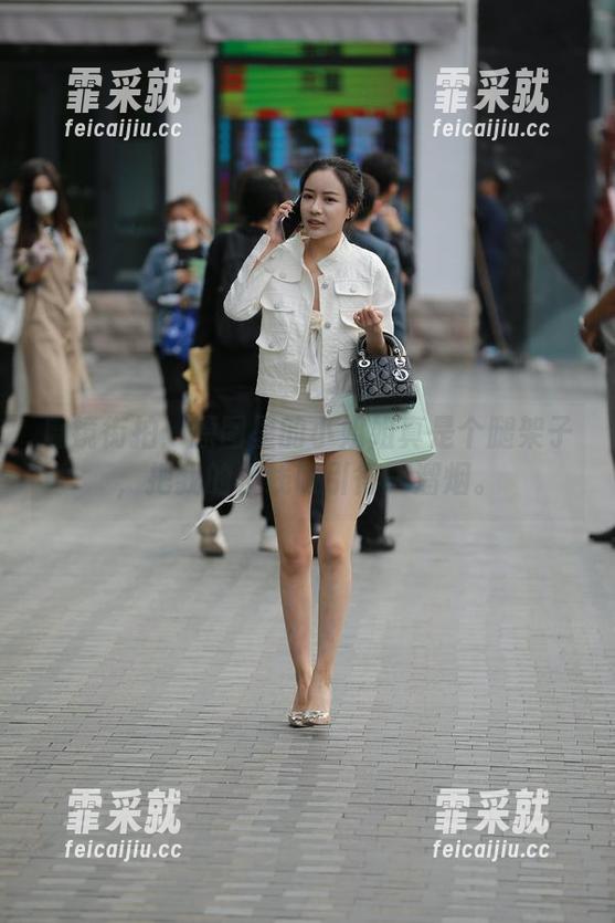 魔镜街拍 魔镜街拍:原图里的小姐姐真是个腿架子,把我的视线吸引得一溜烟。